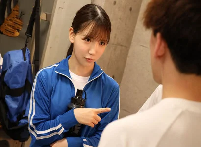 các hội viên nam trong câu lạc bộ bóng đá quan hệ tình dục tập thể với em gái xinh