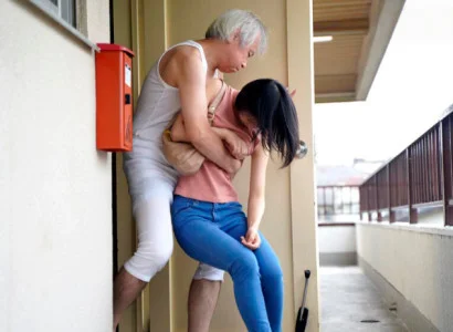 Cô dâu trẻ bị bố chồng già cưỡng bức