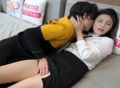 Cô thư ký xinh đẹp âm thầm phục vụ sếp vì tiền