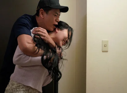 Nữ ca sĩ bị fan ép quan hệ vì sự ngon lành của cơ thể