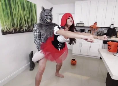 Cô bé quàng khăn đỏ chén nhau trên giường cỏ