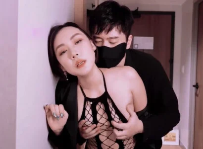Người phụ nữ bán thân cho sếp của mình để trả nợ cho chồng
