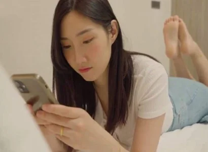 Người đàn bà hú hí cùng anh nhân viên giao hàng